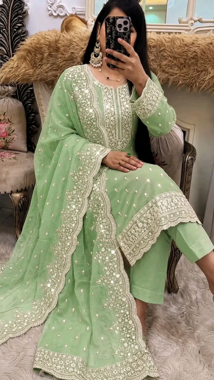 নান্দনিক ফ্লোরাল এমব্রয়ডারি পাকিস্তানি ফোর-পিস | প্রিমিয়াম ডিজাইনের আকর্ষণীয় কালেকশন - Image 6
