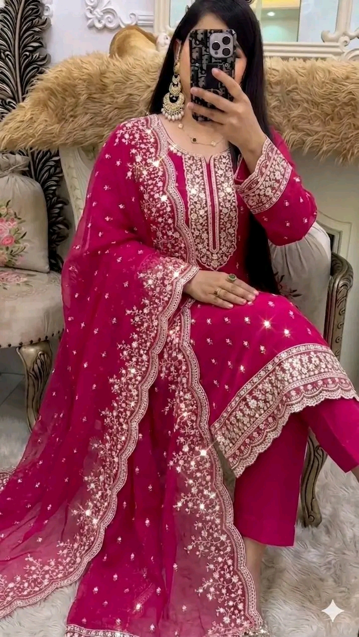 নান্দনিক ফ্লোরাল এমব্রয়ডারি পাকিস্তানি ফোর-পিস | প্রিমিয়াম ডিজাইনের আকর্ষণীয় কালেকশন