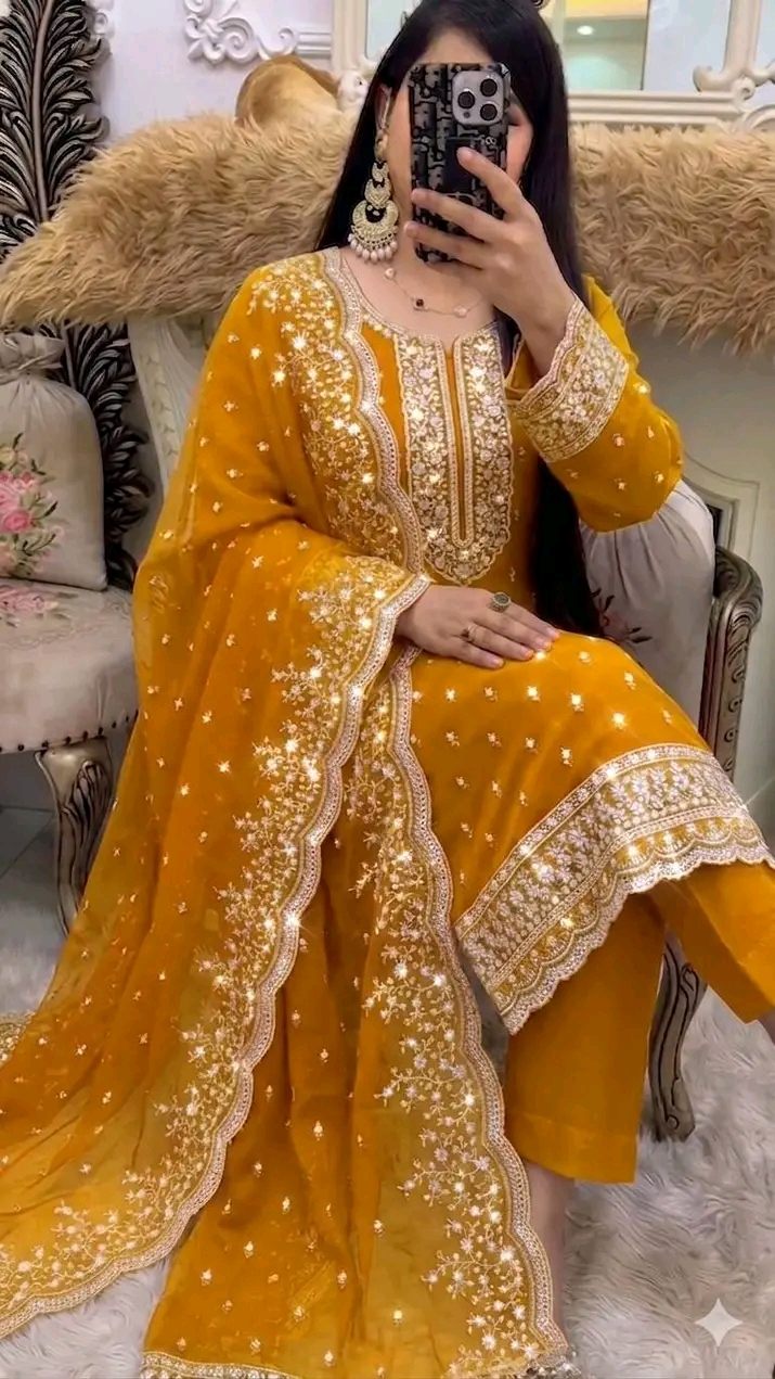 নান্দনিক ফ্লোরাল এমব্রয়ডারি পাকিস্তানি ফোর-পিস | প্রিমিয়াম ডিজাইনের আকর্ষণীয় কালেকশন - Image 2
